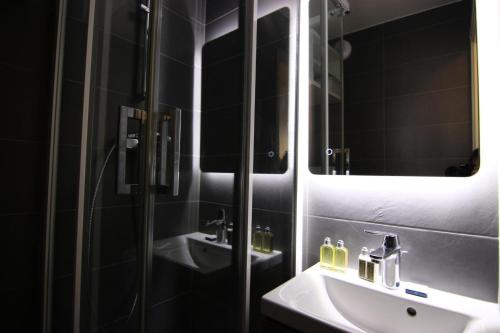 La salle de bains est pourvue de 2 lavabos et d'une douche avec un miroir. dans l'établissement Résidence Vanoise - VAL THORENS STUDIO 2 PERSONNES AU COEUR DE LA STATION ET SKIS AU PIEDS MAE-7806, à Val Thorens