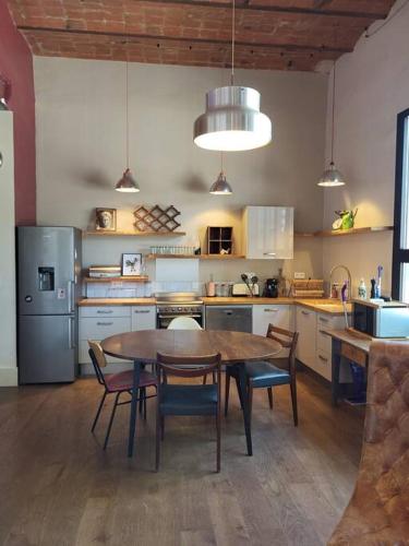 une grande cuisine avec une table et des chaises. dans l'établissement Magnifique Appartement Proche Centre-ville et Gare, à Montpellier