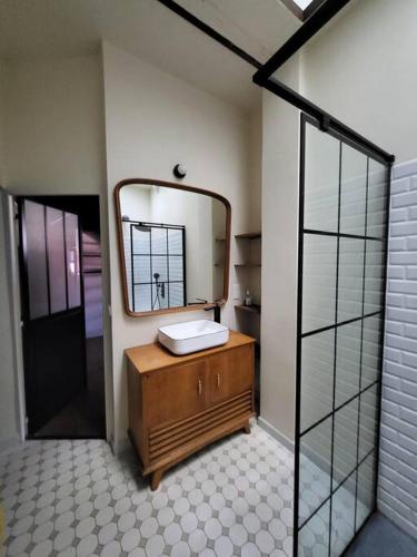 une salle de bain avec un lavabo et un miroir dans l'établissement Magnifique Appartement Proche Centre-ville et Gare, à Montpellier
