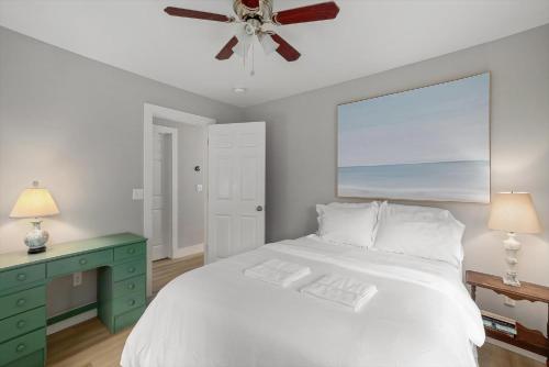 Katil atau katil-katil dalam bilik di Shelburne Bay Retreat Modern 3BR Lakefront Views