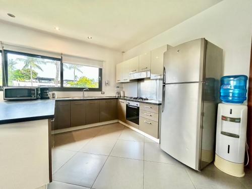 Cuina o zona de cuina de Beachfront complex 3BD 3BA with pool