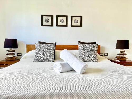 sypialnia z dwiema białymi poduszkami na łóżku w obiekcie Beachfront complex 3BD 3BA with pool w mieście Las Terrenas