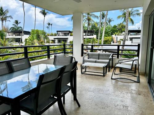 Rõdu või terrass majutusasutuses Beachfront complex 3BD 3BA with pool