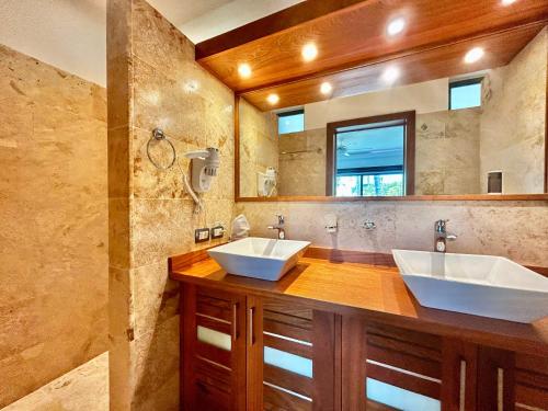 Vannas istaba naktsmītnē Beachfront complex 3BD 3BA with pool
