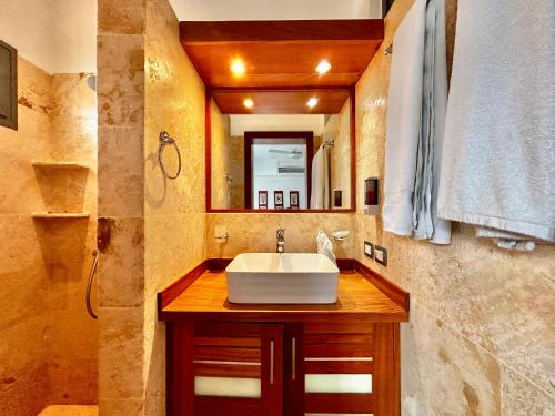 un baño con lavabo y espejo en Beachfront complex 3BD 3BA with pool, en Las Terrenas
