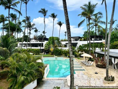 Beachfront complex 3BD 3BA with pool