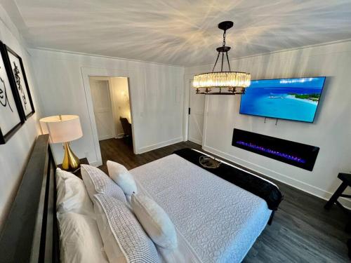 Ένα ή περισσότερα κρεβάτια σε δωμάτιο στο Luxury City Loft in Gainesville C