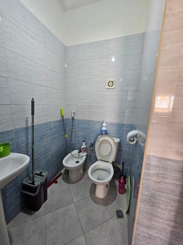 a bathroom with a toilet and a sink at appartement confortable in Branes