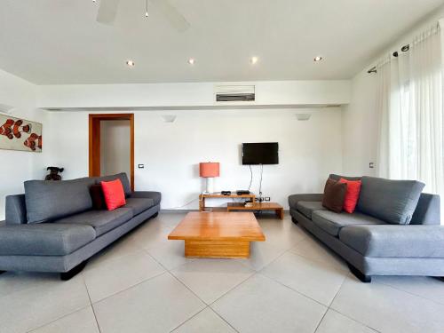 Atpūtas zona naktsmītnē Beachfront complex 3BD 3BA with pool