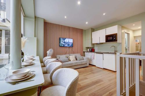 Place de la Nation Cozy 2BD Duplex