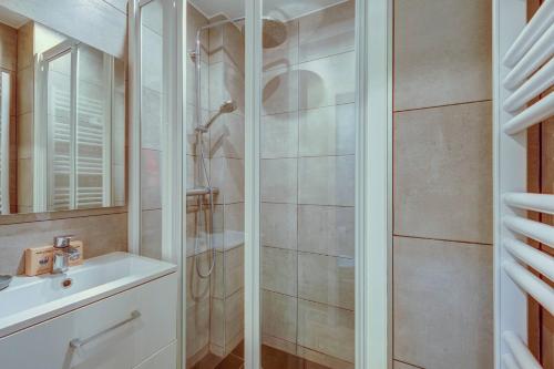 une salle de bain avec douche et lavabo dans l'établissement Place de la Nation Cozy 2BD Duplex, à Paris