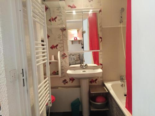 une petite salle de bain avec un lavabo et un miroir dans l'établissement Résidence Cimes De Caron - CIMES DE CARON STUDIO CABINE 24M² 4 PERS MAE-1864, à Val Thorens