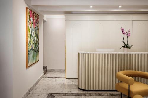 a lobby with a reception desk and a chair at San Karlu in Valletta