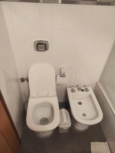 een kleine badkamer met toilet en wastafel bij EDIFICIO BARROS in Olavarría