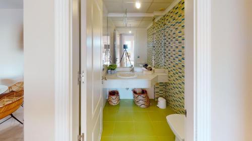 a bathroom with a sink and a mirror at Penthouse Bonita Vista al Mar in Águilas