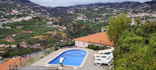 an aerial view of a house with a swimming pool at Paraíso Pico da Torre in Câmara de Lobos