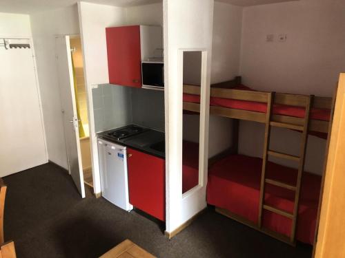 Cette petite chambre comprend une cuisine et des lits superposés. dans l'établissement Résidence Cimes De Caron - Studio pour 4 Personnes MAE-7974, à Val Thorens