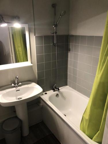 une salle de bain avec un lavabo et une baignoire dans l'établissement Résidence Cimes De Caron - Studio pour 4 Personnes MAE-7984, à Val Thorens