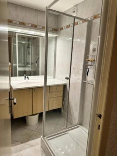 une salle de bain avec douche et lavabo dans l'établissement Résidence Trois Vallees - VAL THORENS - AGREABLE STUDIO CABINE 4 PERSONNES EXPOSE EST PROCHE TOUT COMMERCE MAE-1014, à Val Thorens