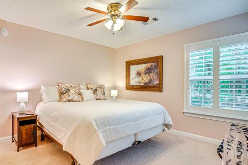 a bedroom with a bed and a ceiling fan at 4 Mi to Brookgreen Gardens Murrells Inlet Condo in Myrtle Beach