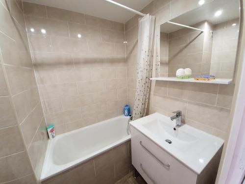 une salle de bain avec une baignoire et un lavabo et une baignoire dans l'établissement Résidence Roche Blanche - Studio pour 4 Personnes MAE-9164, à Val Thorens