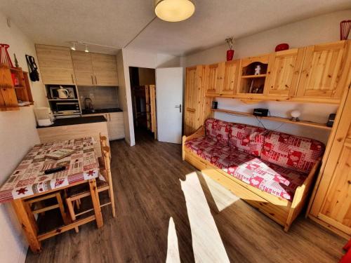 une chambre avec un lit et une cuisine avec une table dans l'établissement Résidence Roche Blanche - Studio pour 4 Personnes MAE-9164, à Val Thorens
