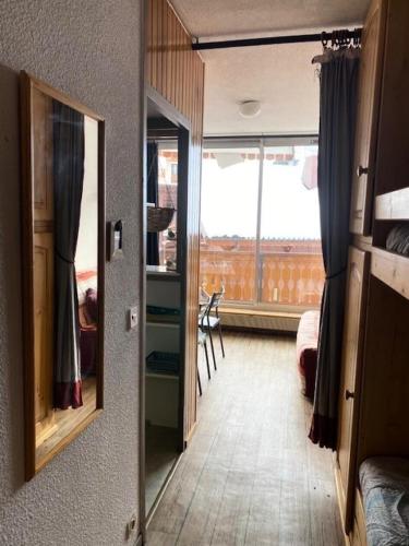 une chambre avec un miroir et une chambre avec une fenêtre dans l'établissement Résidence Dome De Polset - Studio pour 3 Personnes MAE-9204, à Val Thorens