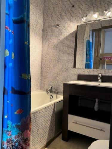 une salle de bain avec un lavabo, une baignoire et un miroir dans l'établissement Résidence Dome De Polset - Studio pour 3 Personnes MAE-9204, à Val Thorens