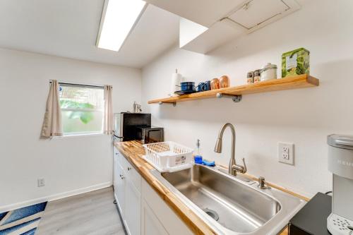 una cocina con fregadero y ventana en Daytona Beach Studio Walk to Boardwalk and Pier!, en Daytona Beach