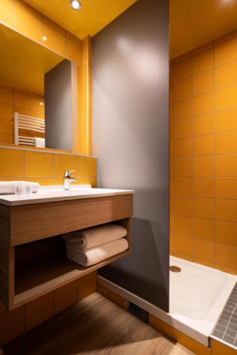 une salle de bain avec un lavabo et un miroir dans l'établissement Chalet Mouflon - 5 Pièces pour 8 Personnes MAE-1751, à Val Thorens