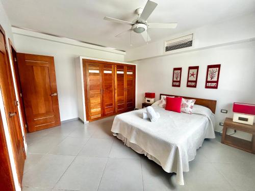 una camera da letto con un letto e un ventilatore a soffitto di Beachfront complex 3BD 3BA with pool a Las Terrenas