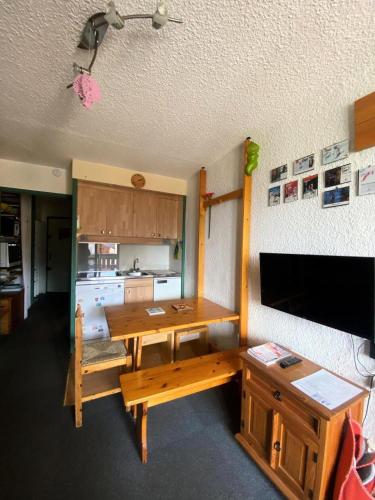 Il comprend une cuisine avec une table en bois et un bureau. dans l'établissement Résidence Hauts De Vanoise - 2 Pièces pour 6 Personnes MAE-6411, à Val Thorens