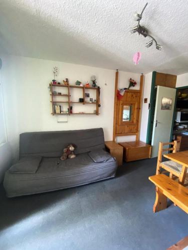 - un salon avec un canapé et un chien dans l'établissement Résidence Hauts De Vanoise - 2 Pièces pour 6 Personnes MAE-6411, à Val Thorens