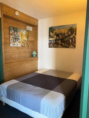 une chambre avec un lit dans une pièce dans l'établissement Résidence Hauts De Vanoise - 2 Pièces pour 6 Personnes MAE-6411, à Val Thorens