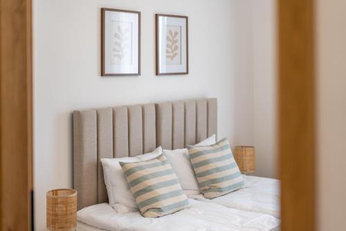 a mirror reflection of a bed with striped pillows at LUBAVA apartment z garażem podziemnym i klimatyzacją, Netflix, TV55', winda in Lubawa