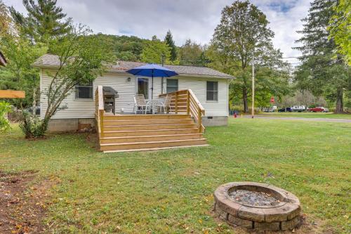 Κήπος έξω από το Greenbrier River Retreat with Deck - Steps to Trail!