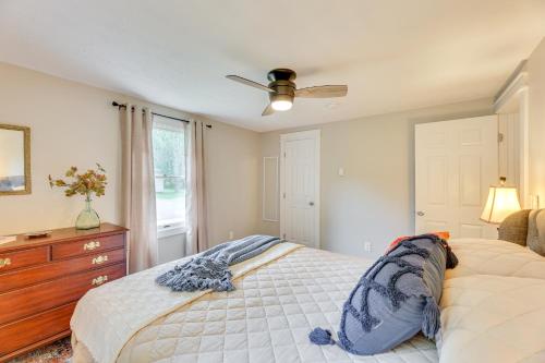 Ένα ή περισσότερα κρεβάτια σε δωμάτιο στο Greenbrier River Retreat with Deck - Steps to Trail!