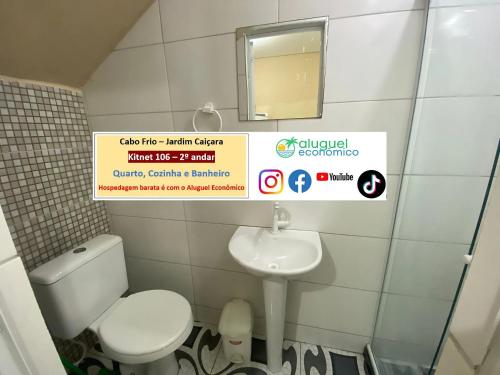 a bathroom with a white toilet and a sink at Cabo Frio - Jardim Caiçara - Aluguel Econômico in Cabo Frio