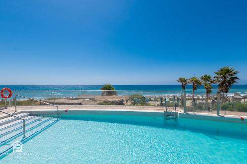 Edge Luxury Beachfront 3BR, 3 pools, spa, gym