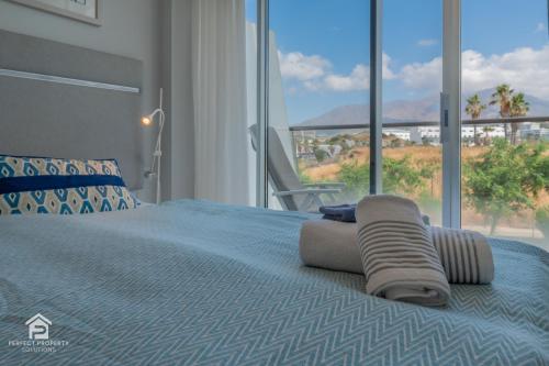 Edge Luxury Beachfront 3BR, 3 pools, spa, gym