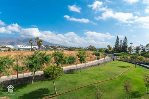 Edge Luxury Beachfront 3BR, 3 pools, spa, gym