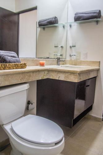 a bathroom with a toilet and a sink at Creuza de Mä in Playa del Carmen
