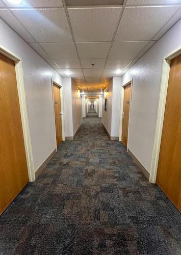 an empty hallway in an office building at Budget Inn Phoenix in Phoenix