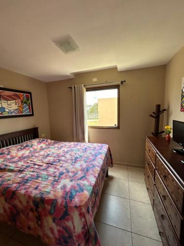 una camera da letto con un letto, un comò e una finestra di flat condomínio paraíso da serra negra - bezerros - PE a Bezerros
