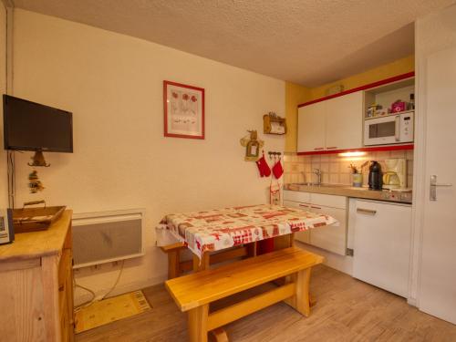 - une cuisine avec une table au milieu d'une pièce dans l'établissement Charmant studio 4 pers. pied pistes, balcon, cuisine équipée - FR-1-642-51, à Morillon