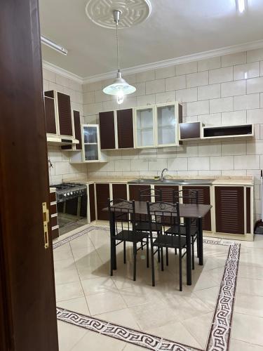 Dapur atau dapur kecil di الدار الجميلة دار هند تبعد عن الحرم 12 دقيقة