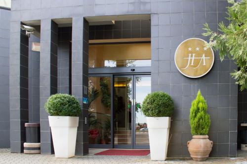 budynek z doniczkami przed nim w obiekcie Hotel Alan w mieście Anzola dell'Emilia