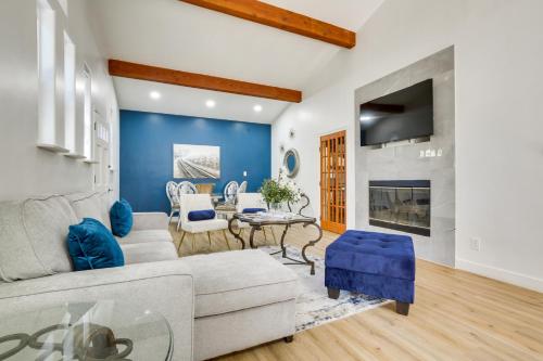 Μια τηλεόραση ή/και κέντρο ψυχαγωγίας στο Lake Arrowhead Hideaway with Deck and Hot Tub