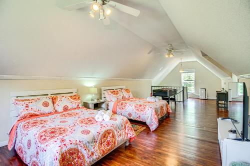 Ένα ή περισσότερα κρεβάτια σε δωμάτιο στο Charming Trenton Home with Mtn Views and Patio!
