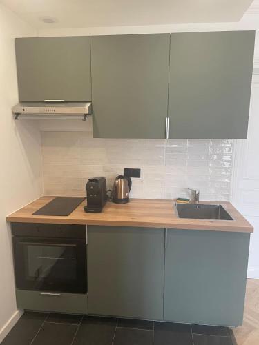 une cuisine avec un évier et un plan de travail dans l'établissement Beautiful and large apartment Paris Montparnasse, à Paris